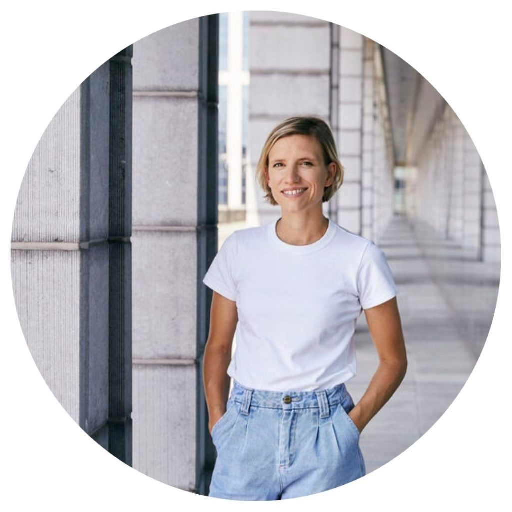 : Laura Bacquelaine Laura est une stratège en storytelling passionnée, cofondatrice de Mobil Studio et fondatrice d’AHA! Branding